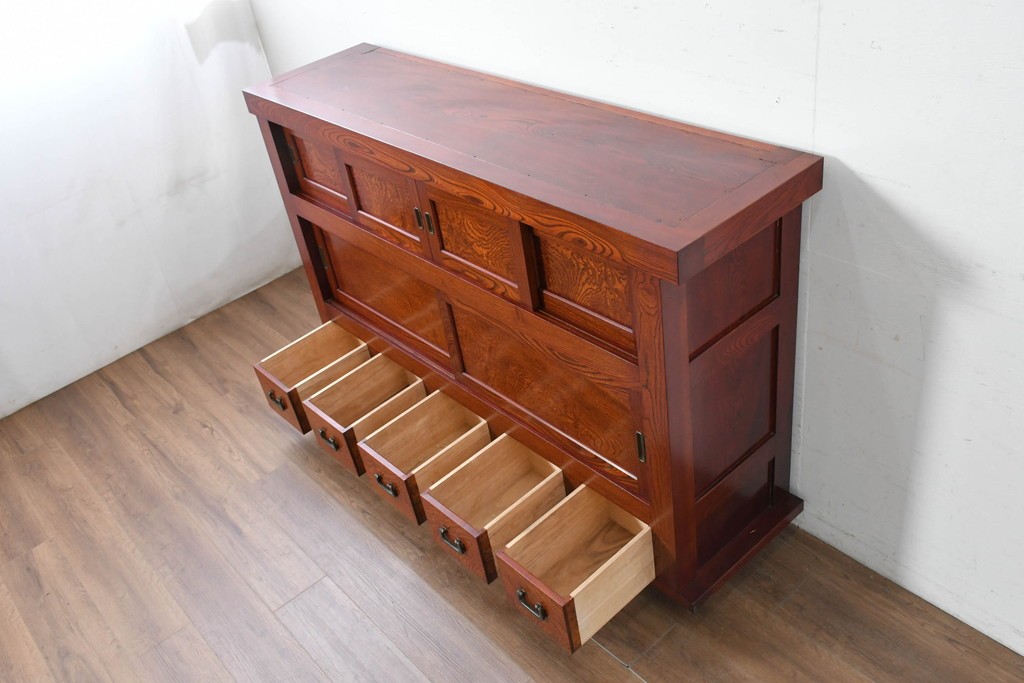 和製ヴィンテージ　最高級!!　国産職人手作り工芸家具　総欅(ケヤキ)材　前板玉杢が美しい総漆塗りの水屋箪笥サイドボード　(R-087048)