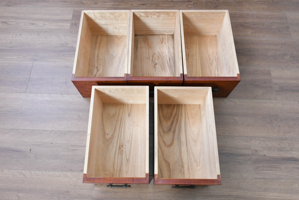 和製ヴィンテージ　最高級!!　国産職人手作り工芸家具　総欅(ケヤキ)材　前板玉杢が美しい総漆塗りの水屋箪笥サイドボード　(R-087048)