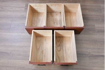 和製ヴィンテージ　最高級!!　国産職人手作り工芸家具　総欅(ケヤキ)材　前板玉杢が美しい総漆塗りの水屋箪笥サイドボード　(R-087048)