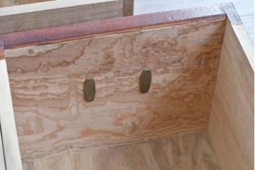 和製ヴィンテージ　最高級!!　国産職人手作り工芸家具　総欅(ケヤキ)材　前板玉杢が美しい総漆塗りの水屋箪笥サイドボード　(R-087048)