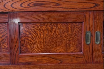 和製ヴィンテージ　最高級!!　国産職人手作り工芸家具　総欅(ケヤキ)材　前板玉杢が美しい総漆塗りの水屋箪笥サイドボード　(R-087048)