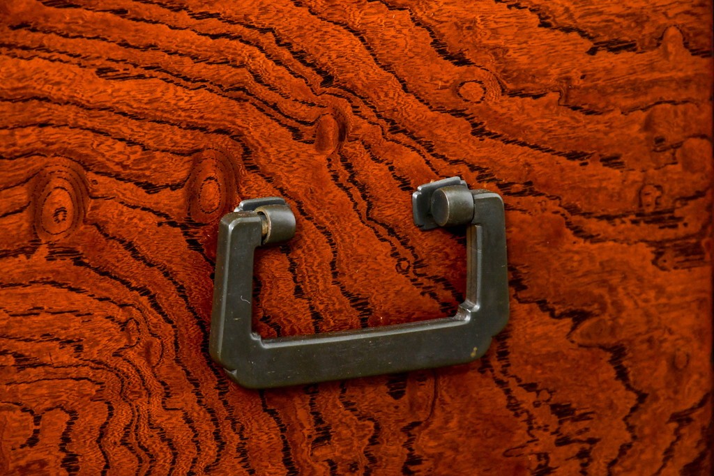 和製ヴィンテージ　最高級!!　国産職人手作り工芸家具　総欅(ケヤキ)材　前板玉杢が美しい総漆塗りの水屋箪笥サイドボード　(R-087048)