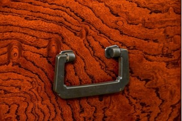 和製ヴィンテージ　最高級!!　国産職人手作り工芸家具　総欅(ケヤキ)材　前板玉杢が美しい総漆塗りの水屋箪笥サイドボード　(R-087048)