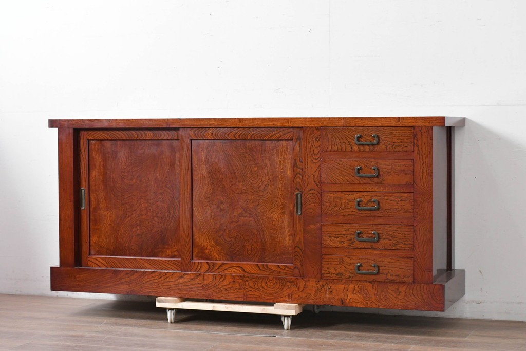 和製ヴィンテージ　最高級!!　国産職人手作り工芸家具　総欅(ケヤキ)材　総漆塗り　前板玉杢が美しい昇り引き出し付きの水屋箪笥サイドボード　(R-087049)