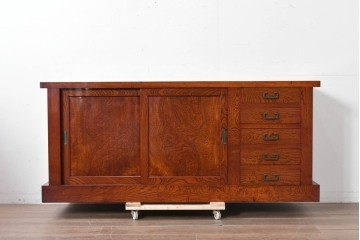 和製ヴィンテージ　最高級!!　国産職人手作り工芸家具　総欅(ケヤキ)材　総漆塗り　前板玉杢が美しい昇り引き出し付きの水屋箪笥サイドボード　(R-087049)