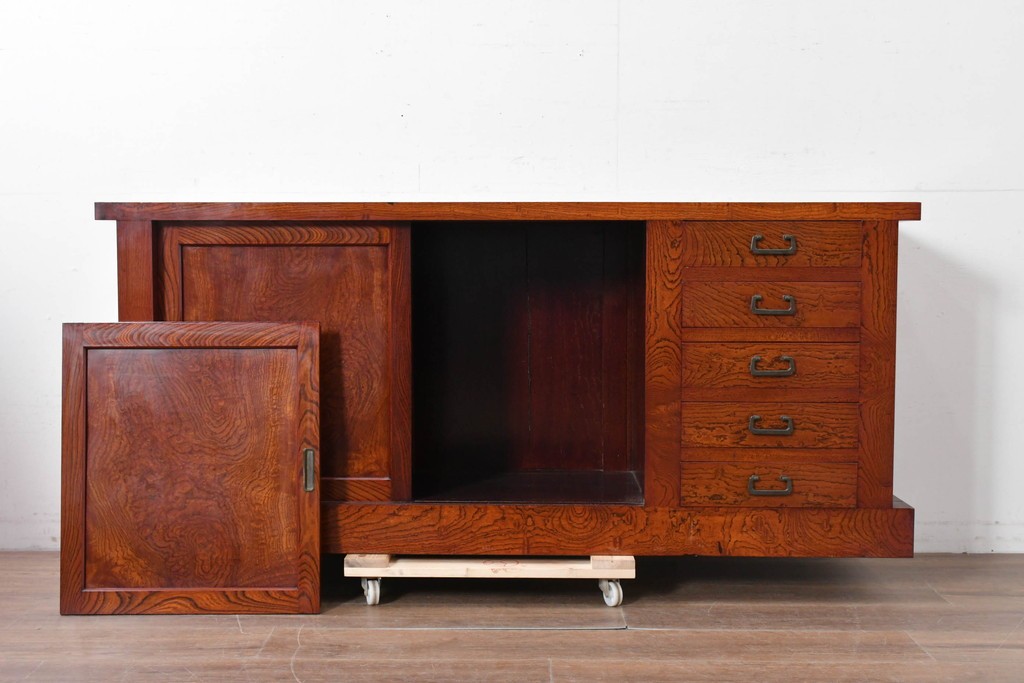 和製ヴィンテージ　最高級!!　国産職人手作り工芸家具　総欅(ケヤキ)材　総漆塗り　前板玉杢が美しい昇り引き出し付きの水屋箪笥サイドボード　(R-087049)