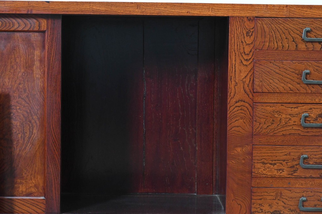和製ヴィンテージ　最高級!!　国産職人手作り工芸家具　総欅(ケヤキ)材　総漆塗り　前板玉杢が美しい昇り引き出し付きの水屋箪笥サイドボード　(R-087049)