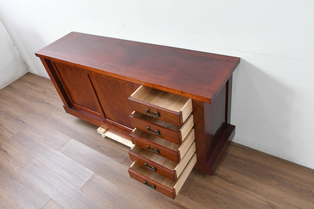 和製ヴィンテージ　最高級!!　国産職人手作り工芸家具　総欅(ケヤキ)材　総漆塗り　前板玉杢が美しい昇り引き出し付きの水屋箪笥サイドボード　(R-087049)