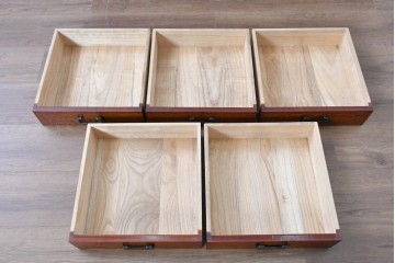 和製ヴィンテージ　最高級!!　国産職人手作り工芸家具　総欅(ケヤキ)材　総漆塗り　前板玉杢が美しい昇り引き出し付きの水屋箪笥サイドボード　(R-087049)