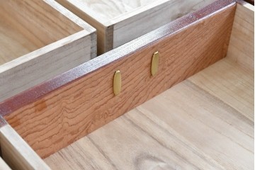 和製ヴィンテージ　最高級!!　国産職人手作り工芸家具　総欅(ケヤキ)材　総漆塗り　前板玉杢が美しい昇り引き出し付きの水屋箪笥サイドボード　(R-087049)