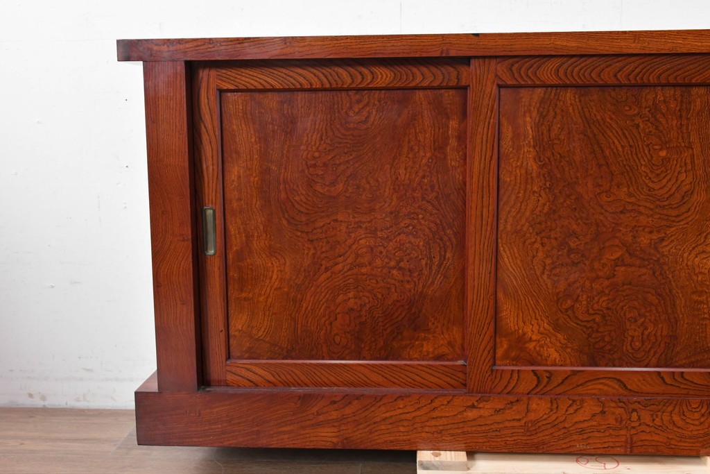 和製ヴィンテージ　最高級!!　国産職人手作り工芸家具　総欅(ケヤキ)材　総漆塗り　前板玉杢が美しい昇り引き出し付きの水屋箪笥サイドボード　(R-087049)