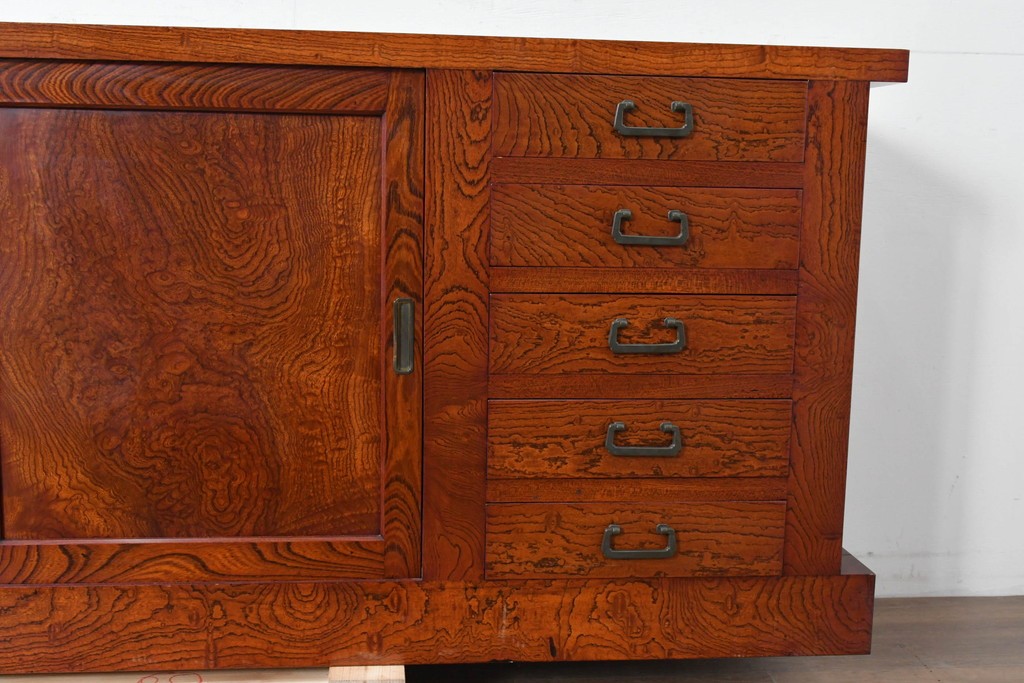 和製ヴィンテージ　最高級!!　国産職人手作り工芸家具　総欅(ケヤキ)材　総漆塗り　前板玉杢が美しい昇り引き出し付きの水屋箪笥サイドボード　(R-087049)