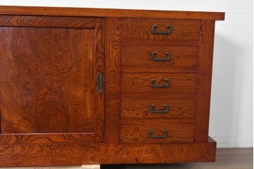 和製ヴィンテージ　最高級!!　国産職人手作り工芸家具　総欅(ケヤキ)材　総漆塗り　前板玉杢が美しい昇り引き出し付きの水屋箪笥サイドボード　(R-087049)