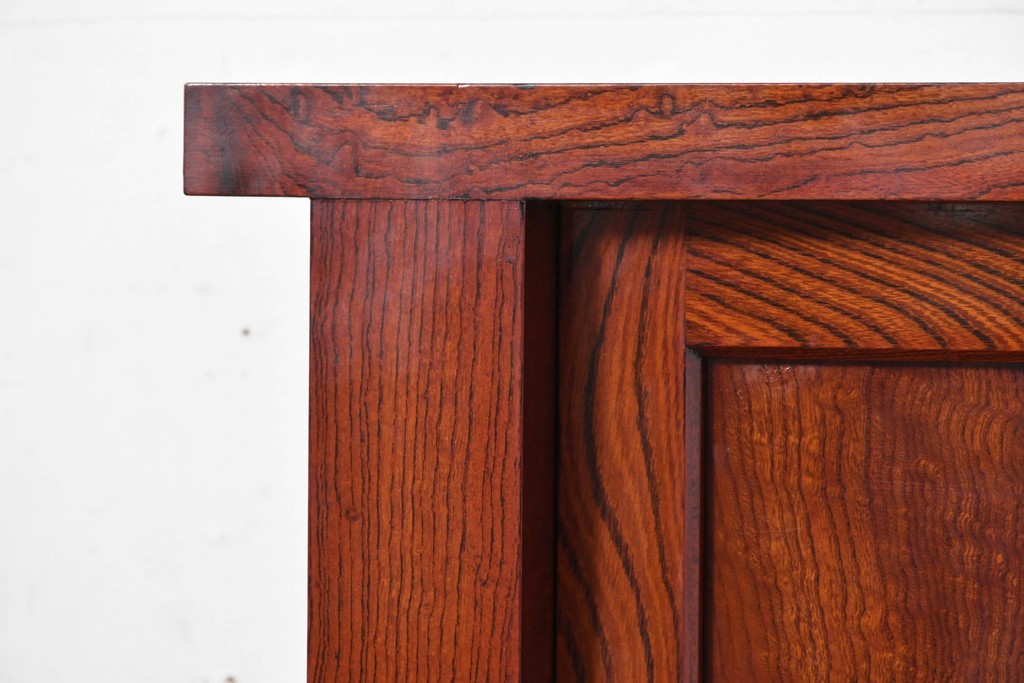 和製ヴィンテージ　最高級!!　国産職人手作り工芸家具　総欅(ケヤキ)材　総漆塗り　前板玉杢が美しい昇り引き出し付きの水屋箪笥サイドボード　(R-087049)