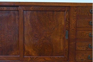 和製ヴィンテージ　最高級!!　国産職人手作り工芸家具　総欅(ケヤキ)材　総漆塗り　前板玉杢が美しい昇り引き出し付きの水屋箪笥サイドボード　(R-087049)