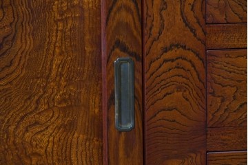 和製ヴィンテージ　最高級!!　国産職人手作り工芸家具　総欅(ケヤキ)材　総漆塗り　前板玉杢が美しい昇り引き出し付きの水屋箪笥サイドボード　(R-087049)