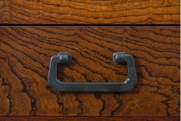 和製ヴィンテージ　最高級!!　国産職人手作り工芸家具　総欅(ケヤキ)材　総漆塗り　前板玉杢が美しい昇り引き出し付きの水屋箪笥サイドボード　(R-087049)