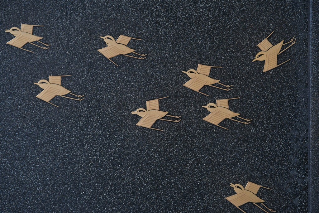 和製ヴィンテージ　在銘　輪島塗　群れ飛ぶ千鳥と波模様の茶棚　定価約240万円　(R-087052)