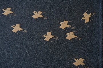 和製ヴィンテージ　在銘　輪島塗　群れ飛ぶ千鳥と波模様の茶棚　定価約240万円　(R-087052)