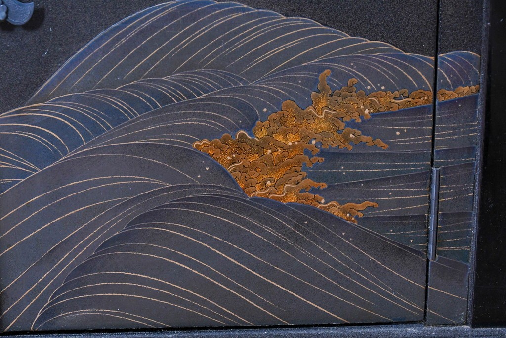 和製ヴィンテージ　在銘　輪島塗　群れ飛ぶ千鳥と波模様の茶棚　定価約240万円　(R-087052)