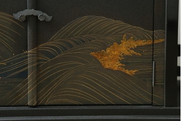 和製ヴィンテージ　在銘　輪島塗　群れ飛ぶ千鳥と波模様の茶棚　定価約240万円　(R-087052)