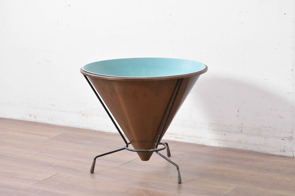 【簡易リペア限定品】　ヨーロッパヴィンテージ　北欧デザイン　ミッドセンチュリースタイルのお部屋におすすめの円錐形プランター　(R-087056)