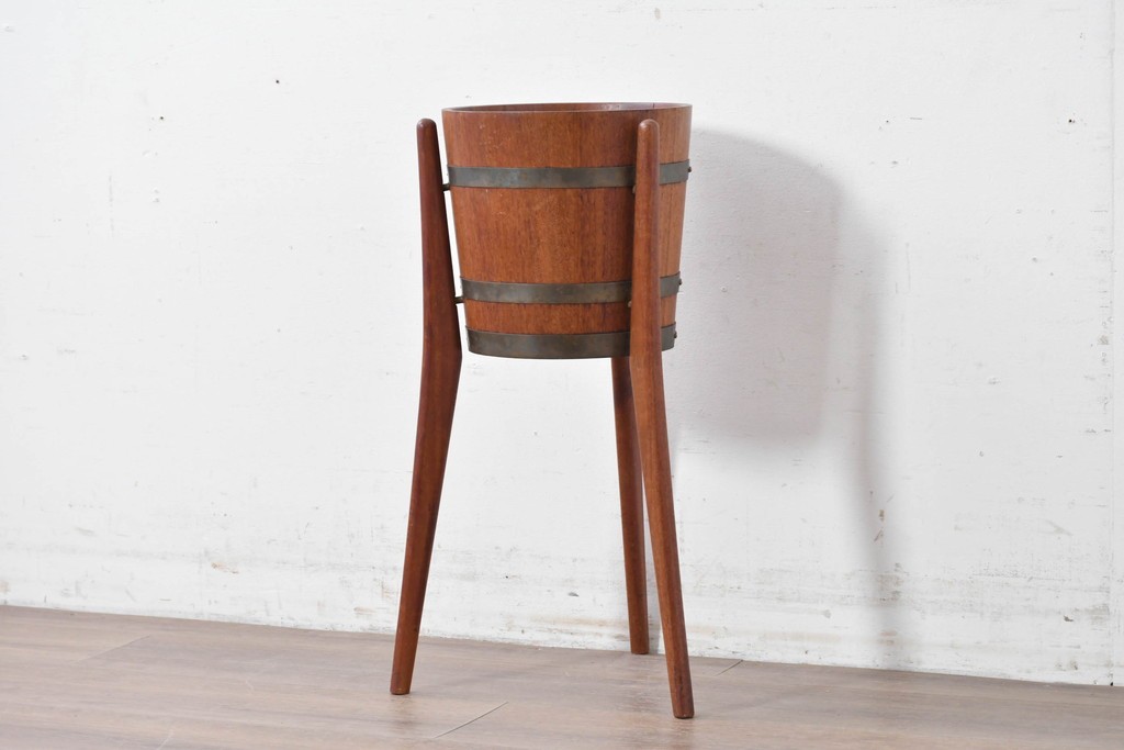 デンマークヴィンテージ　チーク材　すらりとした三本脚のフラワースタンド　(R-087059)