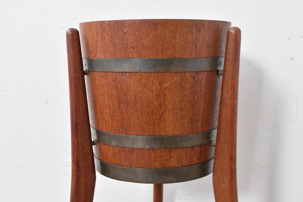 デンマークヴィンテージ　チーク材　すらりとした三本脚のフラワースタンド　(R-087059)