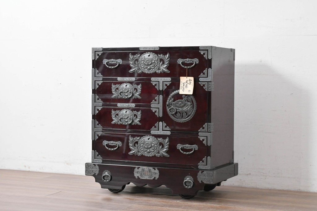 中古　美品　欅産業　仙台民芸箪笥(仙台箪笥)　漆塗り　牡丹金具が映える重厚な佇まいの車箪笥　定価約82万円　(R-087060)