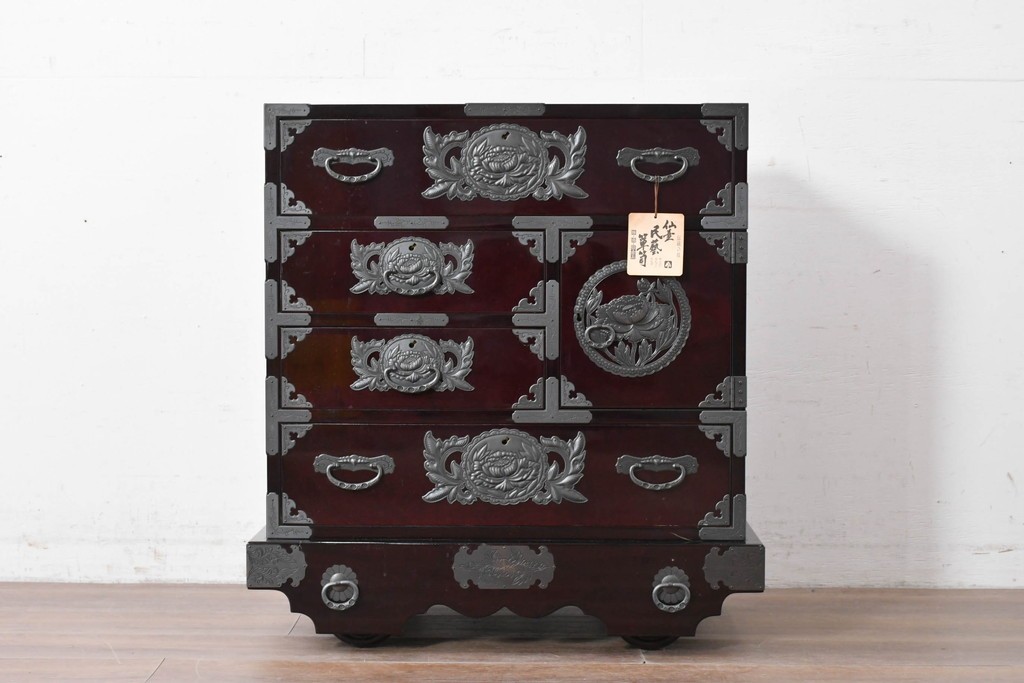 中古　美品　欅産業　仙台民芸箪笥(仙台箪笥)　漆塗り　牡丹金具が映える重厚な佇まいの車箪笥　定価約82万円　(R-087060)