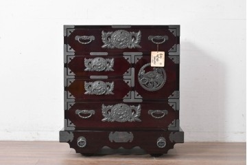 中古　美品　欅産業　仙台民芸箪笥(仙台箪笥)　漆塗り　牡丹金具が映える重厚な佇まいの車箪笥　定価約82万円　(R-087060)