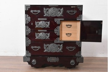 中古　美品　欅産業　仙台民芸箪笥(仙台箪笥)　漆塗り　牡丹金具が映える重厚な佇まいの車箪笥　定価約82万円　(R-087060)