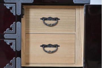 中古　美品　欅産業　仙台民芸箪笥(仙台箪笥)　漆塗り　牡丹金具が映える重厚な佇まいの車箪笥　定価約82万円　(R-087060)