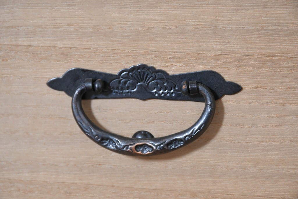 中古　美品　欅産業　仙台民芸箪笥(仙台箪笥)　漆塗り　牡丹金具が映える重厚な佇まいの車箪笥　定価約82万円　(R-087060)