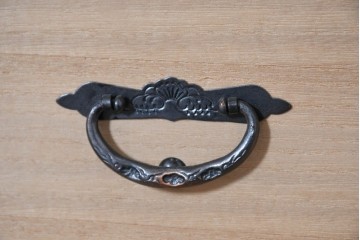 中古　美品　欅産業　仙台民芸箪笥(仙台箪笥)　漆塗り　牡丹金具が映える重厚な佇まいの車箪笥　定価約82万円　(R-087060)