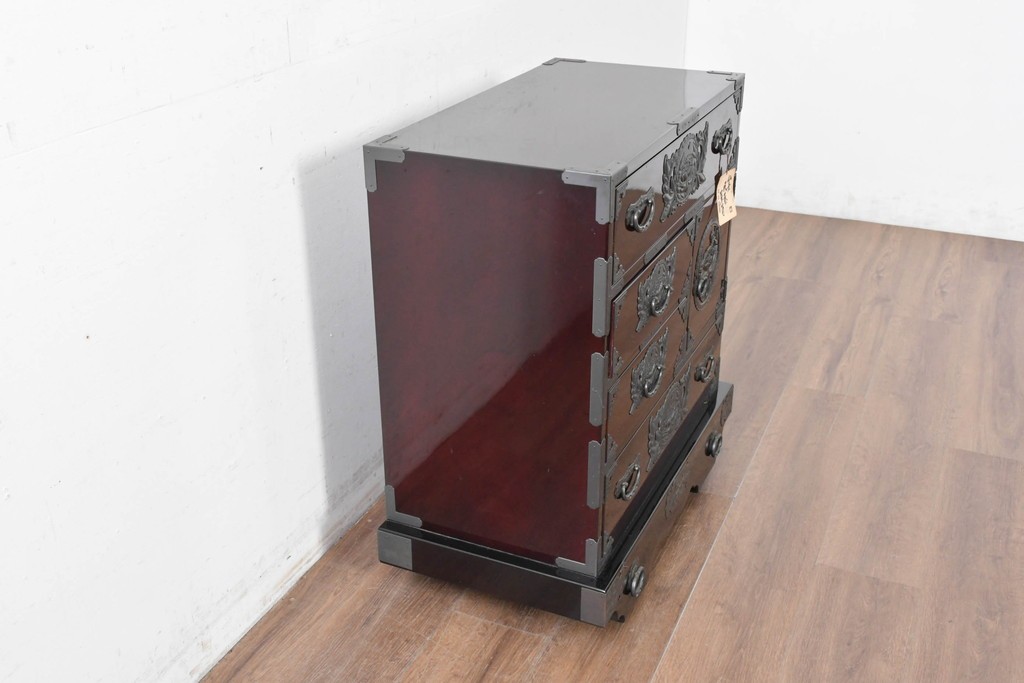 中古　美品　欅産業　仙台民芸箪笥(仙台箪笥)　漆塗り　牡丹金具が映える重厚な佇まいの車箪笥　定価約82万円　(R-087060)
