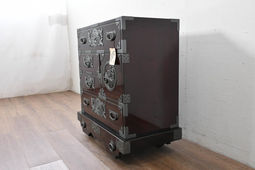 中古　美品　欅産業　仙台民芸箪笥(仙台箪笥)　漆塗り　牡丹金具が映える重厚な佇まいの車箪笥　定価約82万円　(R-087060)