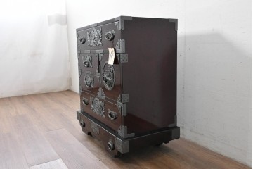 中古　美品　欅産業　仙台民芸箪笥(仙台箪笥)　漆塗り　牡丹金具が映える重厚な佇まいの車箪笥　定価約82万円　(R-087060)