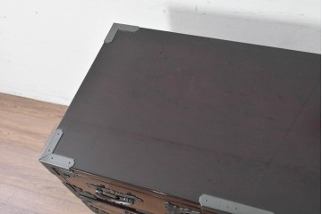 中古　美品　欅産業　仙台民芸箪笥(仙台箪笥)　漆塗り　牡丹金具が映える重厚な佇まいの車箪笥　定価約82万円　(R-087060)