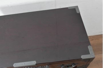 中古　美品　欅産業　仙台民芸箪笥(仙台箪笥)　漆塗り　牡丹金具が映える重厚な佇まいの車箪笥　定価約82万円　(R-087060)