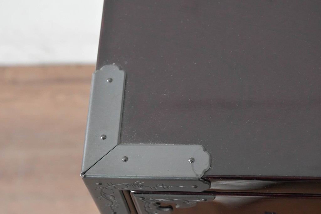 中古　美品　欅産業　仙台民芸箪笥(仙台箪笥)　漆塗り　牡丹金具が映える重厚な佇まいの車箪笥　定価約82万円　(R-087060)