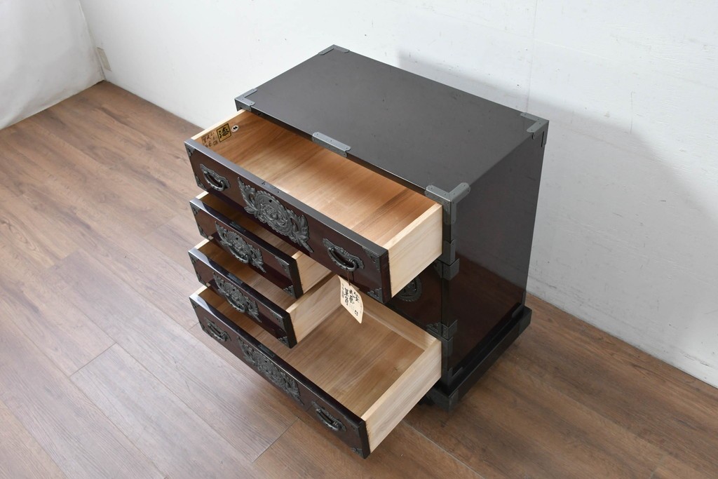 中古　美品　欅産業　仙台民芸箪笥(仙台箪笥)　漆塗り　牡丹金具が映える重厚な佇まいの車箪笥　定価約82万円　(R-087060)