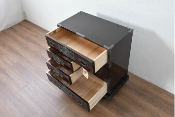 中古　美品　欅産業　仙台民芸箪笥(仙台箪笥)　漆塗り　牡丹金具が映える重厚な佇まいの車箪笥　定価約82万円　(R-087060)