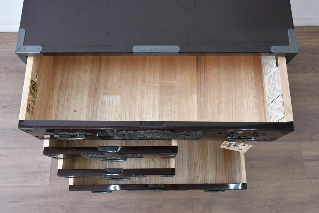 中古　美品　欅産業　仙台民芸箪笥(仙台箪笥)　漆塗り　牡丹金具が映える重厚な佇まいの車箪笥　定価約82万円　(R-087060)