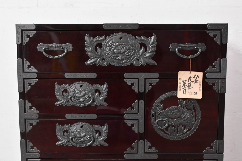 中古　美品　欅産業　仙台民芸箪笥(仙台箪笥)　漆塗り　牡丹金具が映える重厚な佇まいの車箪笥　定価約82万円　(R-087060)