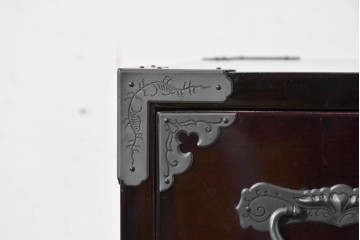 中古　美品　欅産業　仙台民芸箪笥(仙台箪笥)　漆塗り　牡丹金具が映える重厚な佇まいの車箪笥　定価約82万円　(R-087060)