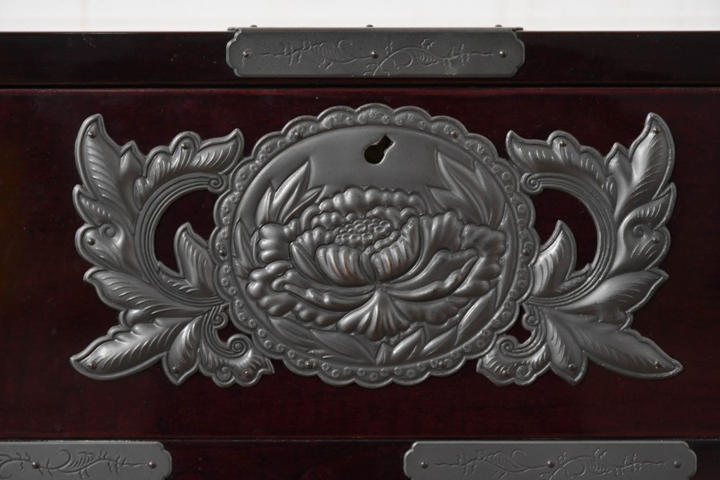 中古　美品　欅産業　仙台民芸箪笥(仙台箪笥)　漆塗り　牡丹金具が映える重厚な佇まいの車箪笥　定価約82万円　(R-087060)