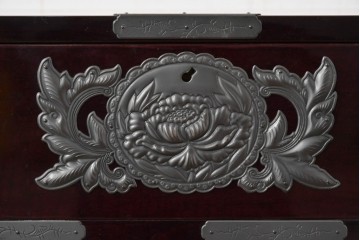 中古　美品　欅産業　仙台民芸箪笥(仙台箪笥)　漆塗り　牡丹金具が映える重厚な佇まいの車箪笥　定価約82万円　(R-087060)