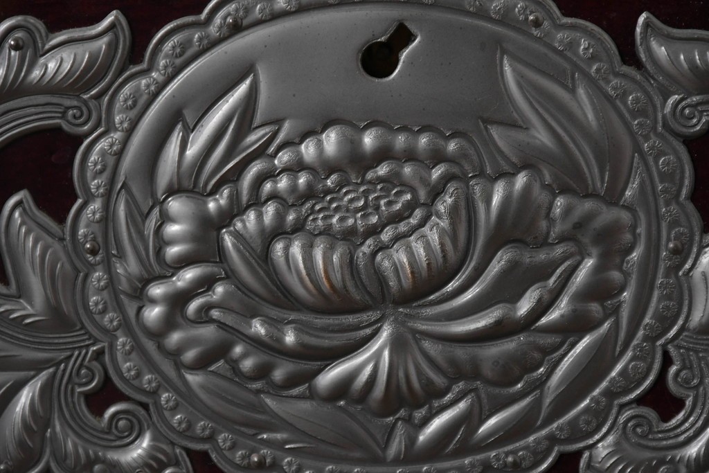 中古　美品　欅産業　仙台民芸箪笥(仙台箪笥)　漆塗り　牡丹金具が映える重厚な佇まいの車箪笥　定価約82万円　(R-087060)