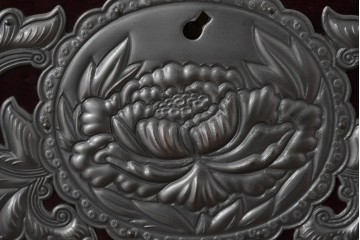 中古　美品　欅産業　仙台民芸箪笥(仙台箪笥)　漆塗り　牡丹金具が映える重厚な佇まいの車箪笥　定価約82万円　(R-087060)